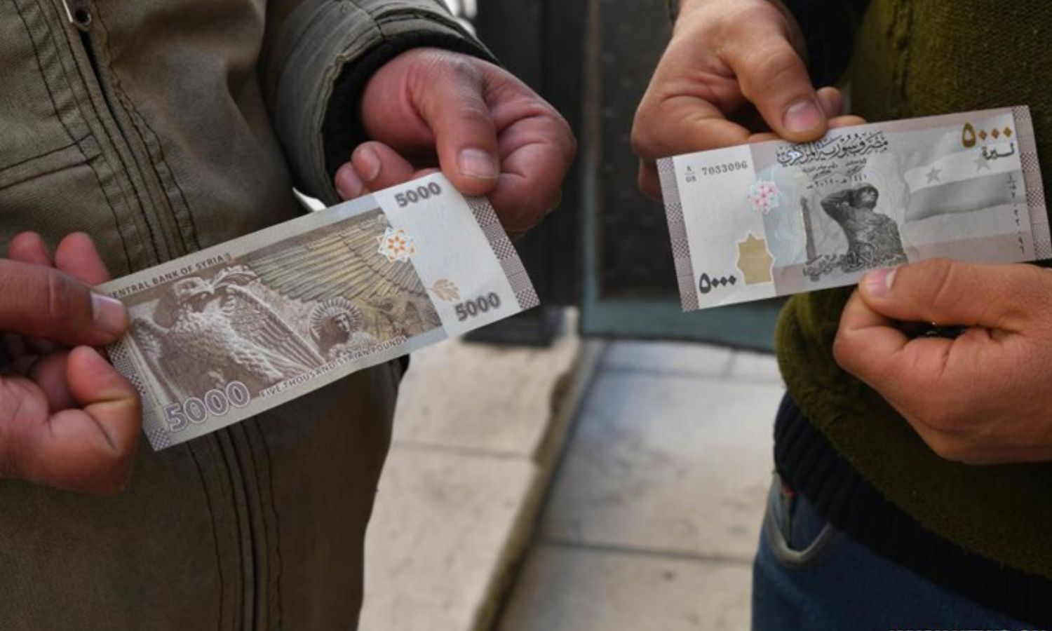 A new banknote of 5000 Syrian pounds in Damascus - January 24, 2021 (Xinhua/Ammar Safarjalani)