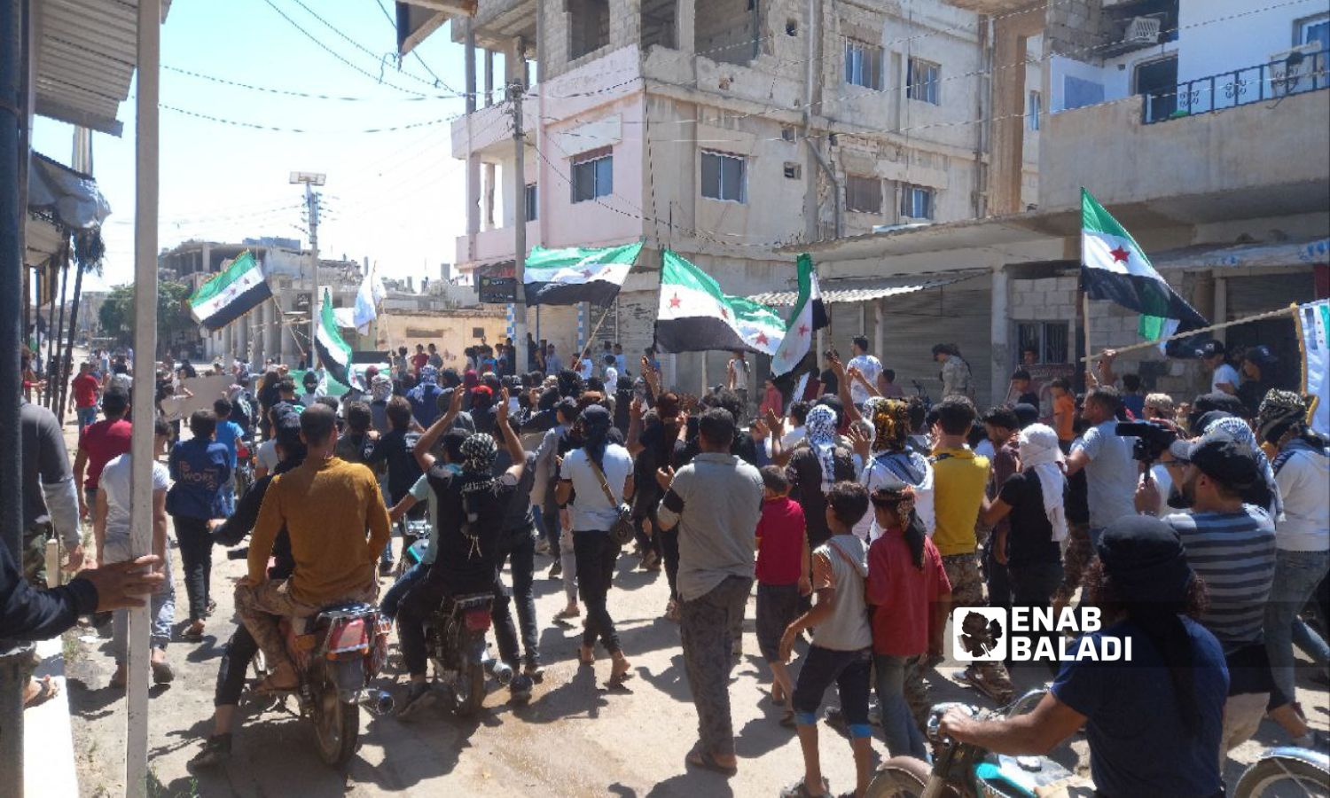 In solidarity with As-Suwayda people and other Syrian governorates, protesters in Tafas town in Daraa governorate call for the overthrow of the Syrian regime, reaffirming the principles of the Syrian revolution - August 25, 2023 (Enab Baladi/Halim Muhammad)
