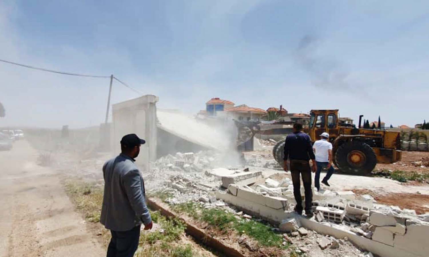 State workers of Rif Dimashq governorate (Damascus suburbs) remove unlicensed buildings on agricultural lands (outside the urban plan) in Drusha village - May 13, 2023 (Facebook/Rif Dimashq governorate)