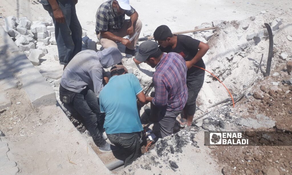 Internet network maintenance work in Ras al-Ain, northwest of al-Hasakah - September 3, 2023 (Enab Baladi/Hussein Shaabo)