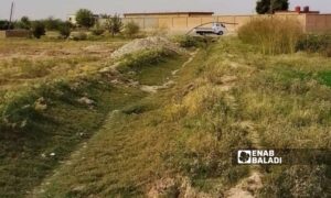 A dry irrigation ditch in the Hawamah neighborhood in Hajin town in the eastern Deir Ezzor governorate - November 14, 2023 (Enab Baladi/Obadah al-Sheikh)