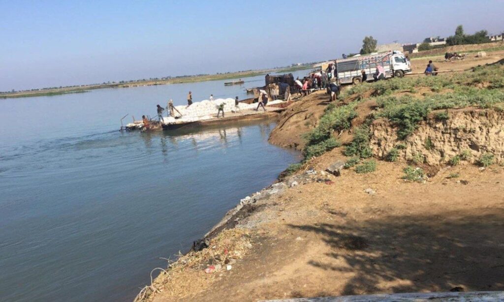 Al-Khuzaim crossing in the town of al-Shahil, east of Deir Ezzor - November 7, 2020 (Facebook/Naher Media)