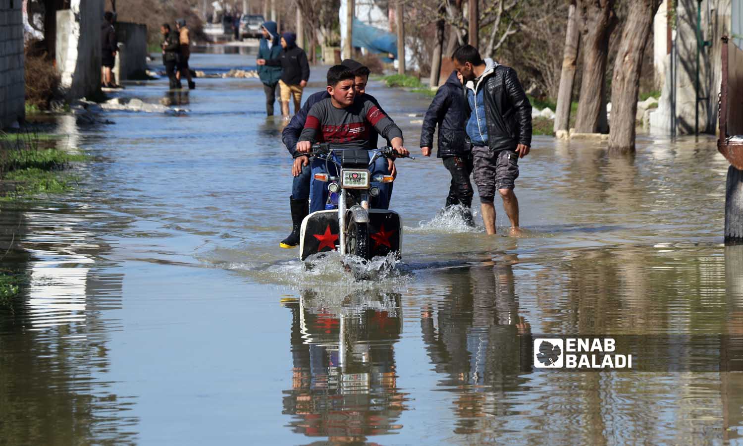 The streets of the village of al-Talul are flooded with water from the Orontes River due to its high levels - February 9, 2023 (Enab Baladi/Iyad Abdul Jawad)