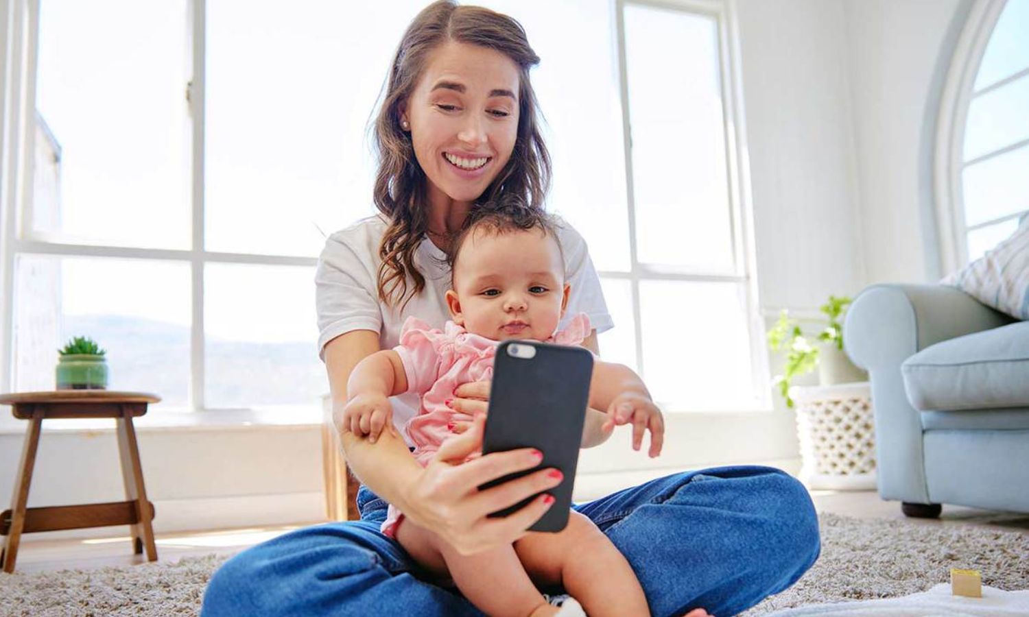 A woman holding a child (Internet)