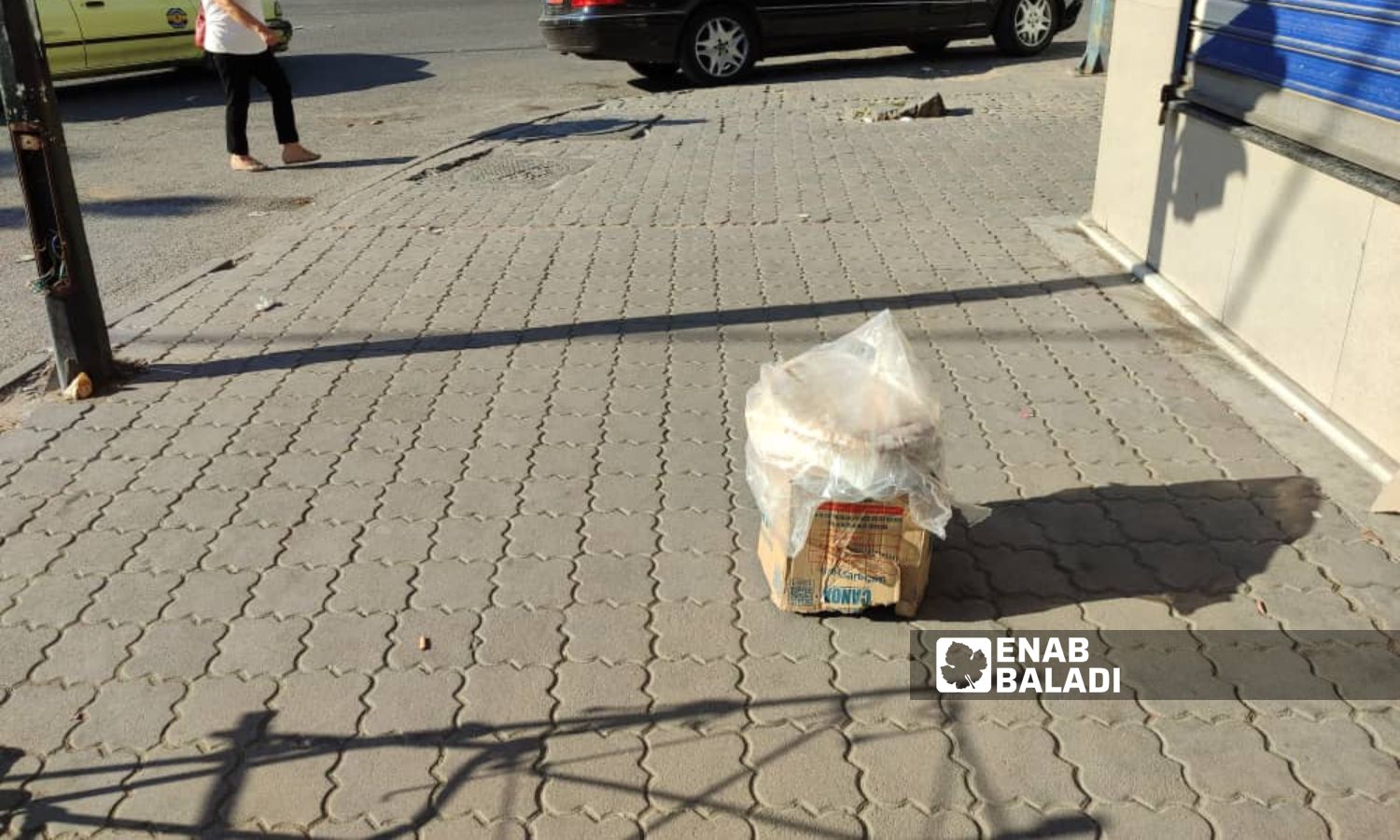 A stand selling bread near the Finance Directorate in the coastal city of Latakia - September 19, 2023 (Enab Baladi/Linda Ali)