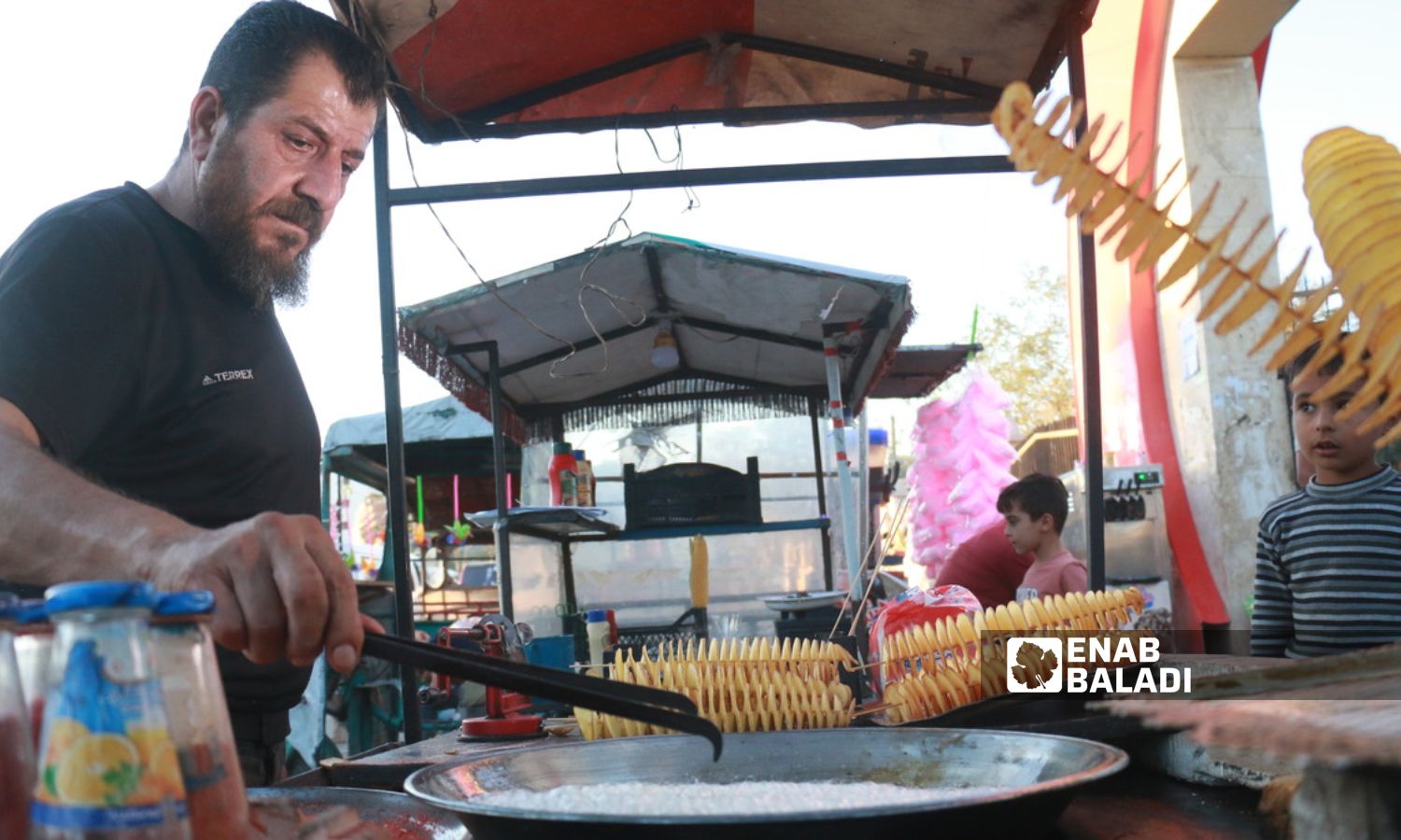 A cart vendor of fried potato rings in the border city of Azaz in the northern countryside of Aleppo - September 2023 (Enab Baladi/Dayan Junpaz)