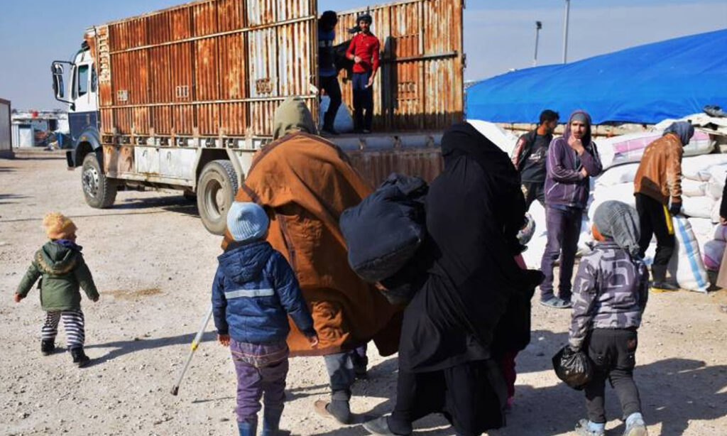 Families from Manbij city leave al-Hol camp (Hawar news agency)