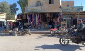 Commercial shops in Hajin city’s market to the eastern countryside of Deir Ezzor, December 24, 2023 (Enab Baladi/Obadah al-Sheikh)