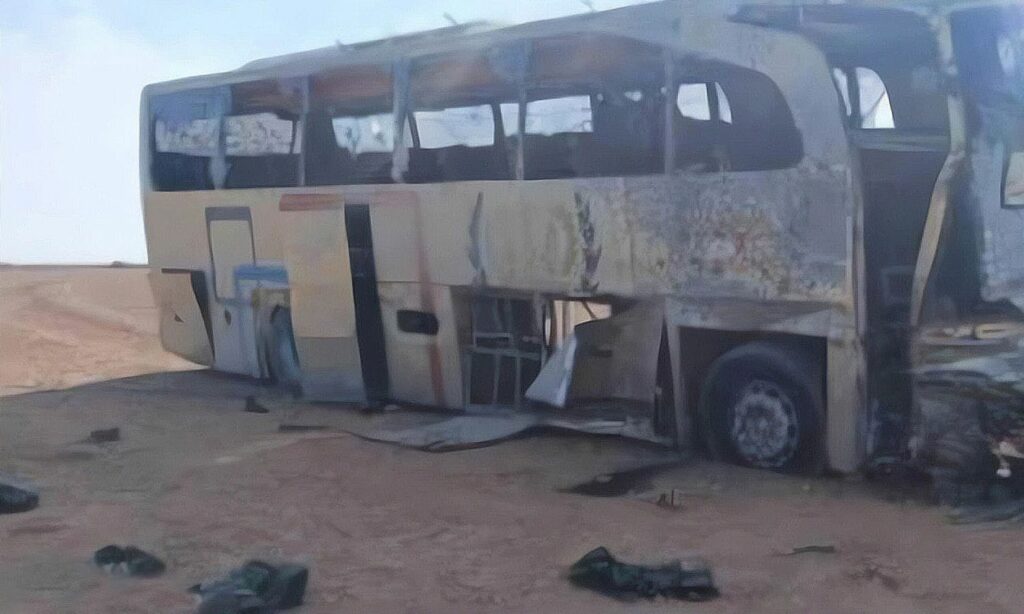 A bus targeted by the Islamic State organization in eastern Homs, resulting in the killing and wounding of elements and officers of the Syrian regime forces (Al-Naba newspaper)