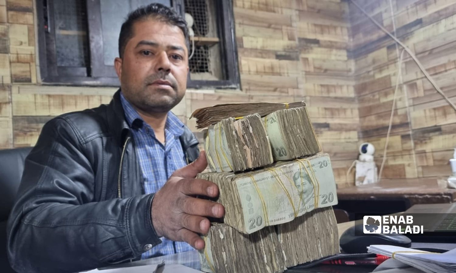 Turkish 20-lira notes piled up with a merchant in Idlib - January 19, 2024 (Enab Baladi/Anas al-khouli)