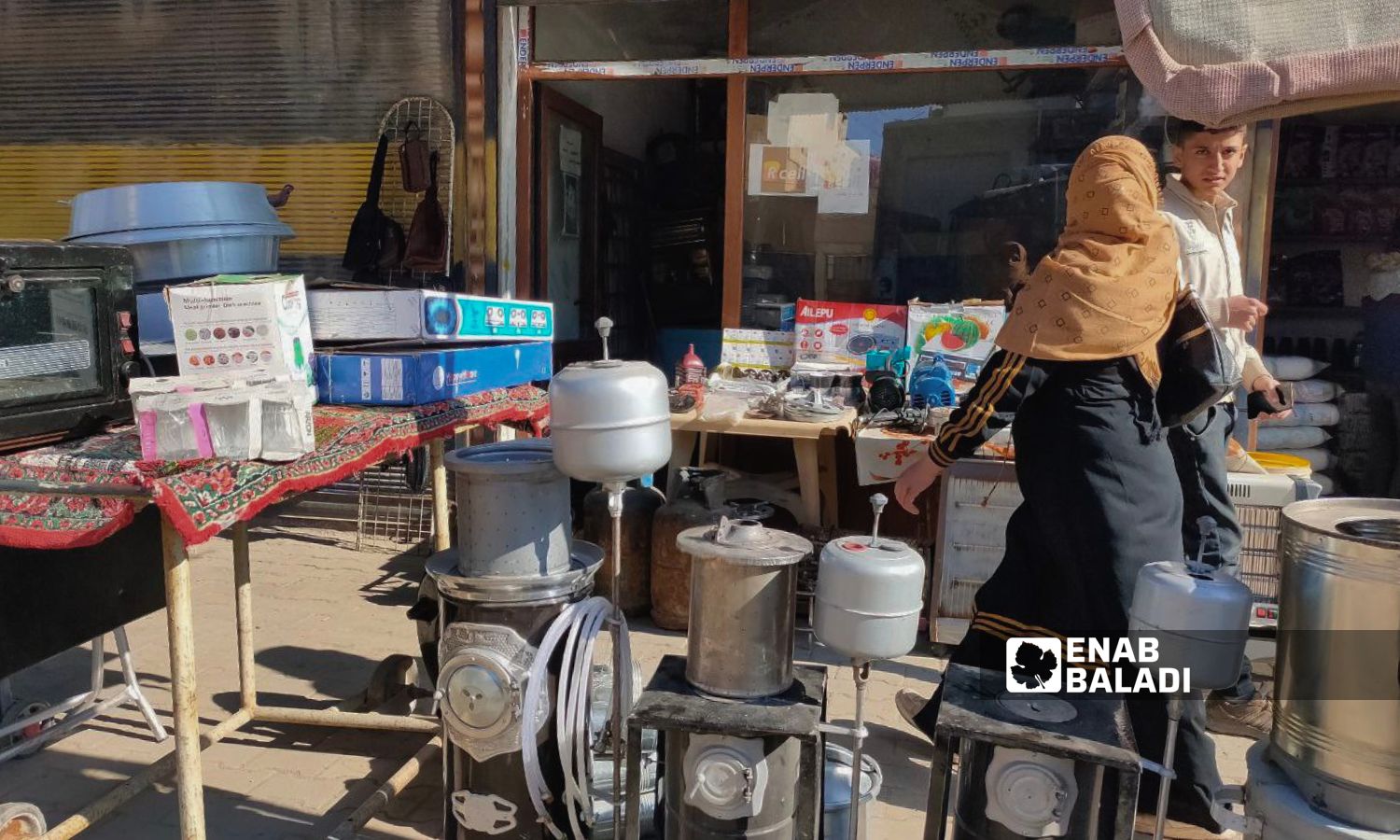 Residents of Qamishli frequent the "Thieves Market" to search for their various needs at affordable prices – January 25, 2024 (Enab Baladi/Majd al-Salem)
