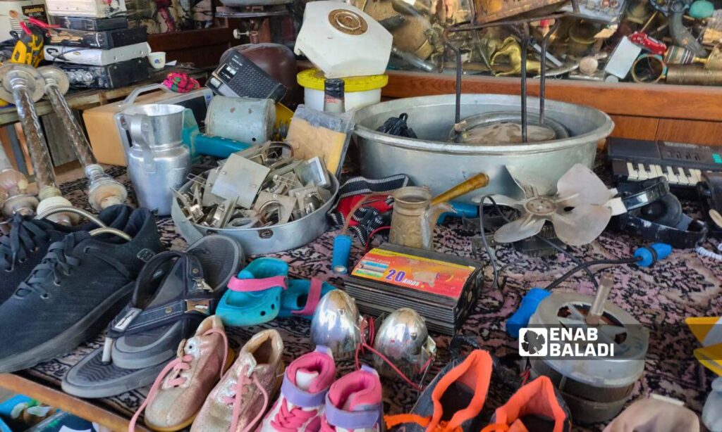 Vendors in the "Thieves Market" display their goods at low prices as they are used and sometimes damaged, requiring repair - January 25, 2024 (Enab Baladi/ Majd al-Salem)