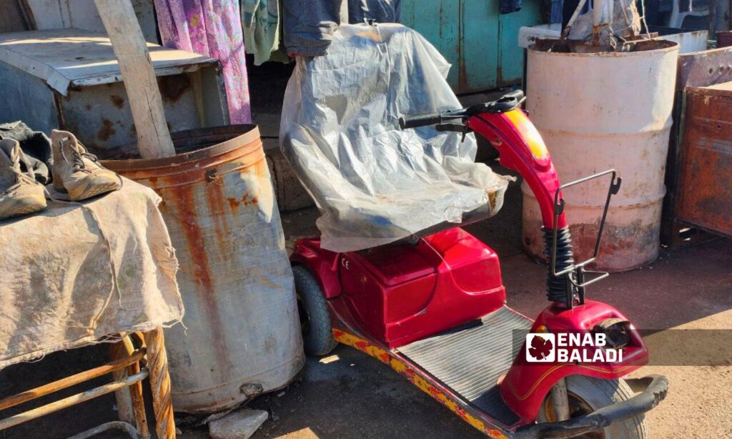 Vendors in the "Thieves Market" display their goods at low prices as they are used and sometimes damaged, requiring repair - January 25, 2024 (Enab Baladi/ Majd al-Salem)