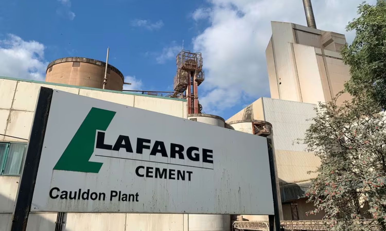 An exterior view of the Lafarge cement plant owned by Lafarge Holcim in the United Kingdom - September 17, 2021 (Reuters)