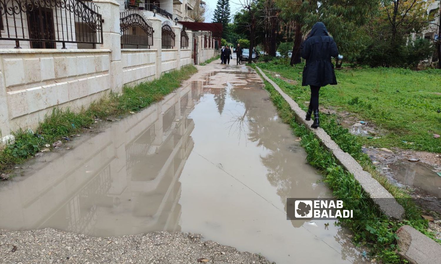 Potholes spread in the streets and sidewalks within the al-Zira'a and Awqaf neighborhoods in the city of Latakia – January 18, 2023 (Enab Baladi/Linda Ali)