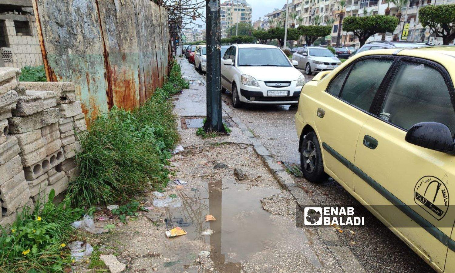 Potholes in the streets and sidewalks within the al-Zira'a and Awqaf neighborhoods in the city of Latakia – January 18, 2023 (Enab Baladi/Linda Ali)