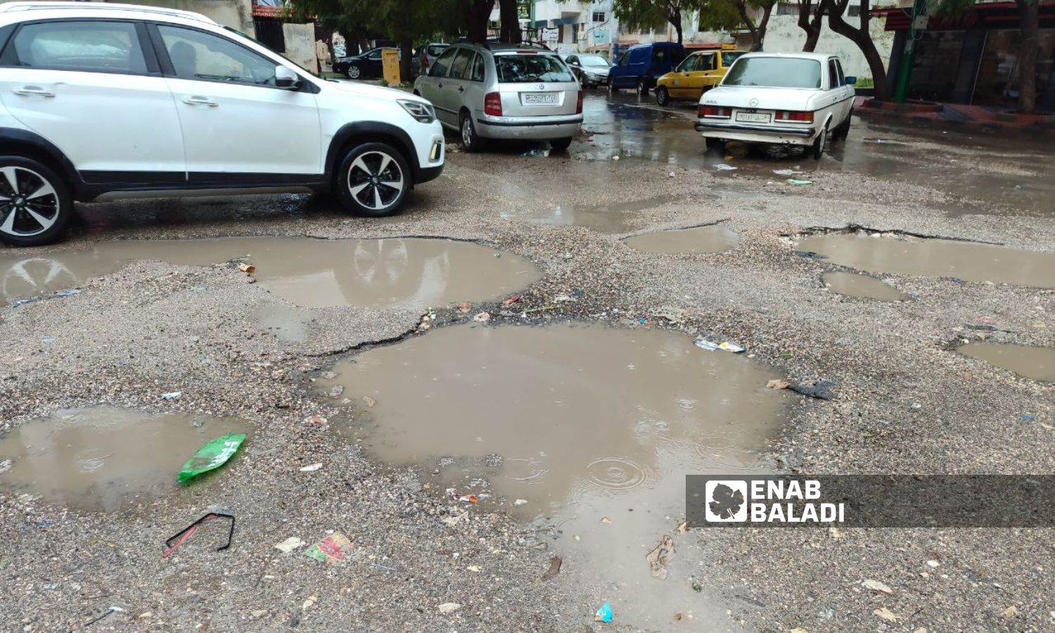 Potholes in the streets and sidewalks within the al-Zira'a and Awqaf neighborhoods in the city of Latakia – January 18, 2023 (Enab Baladi/Linda Ali)