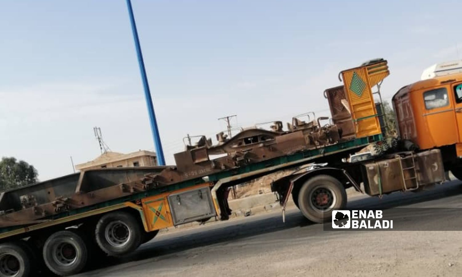 A truck transports a part of the railway line east of Deir Ezzor province - January 23, 2024 (Enab Baladi/Obadah al-Sheikh)