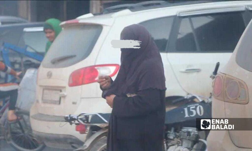 Begging is active in the streets of Azaz in the northern countryside of Aleppo amidst a deteriorating economic and living reality - February 8, 2024 (Enab Baladi/Dayan Junpaz)