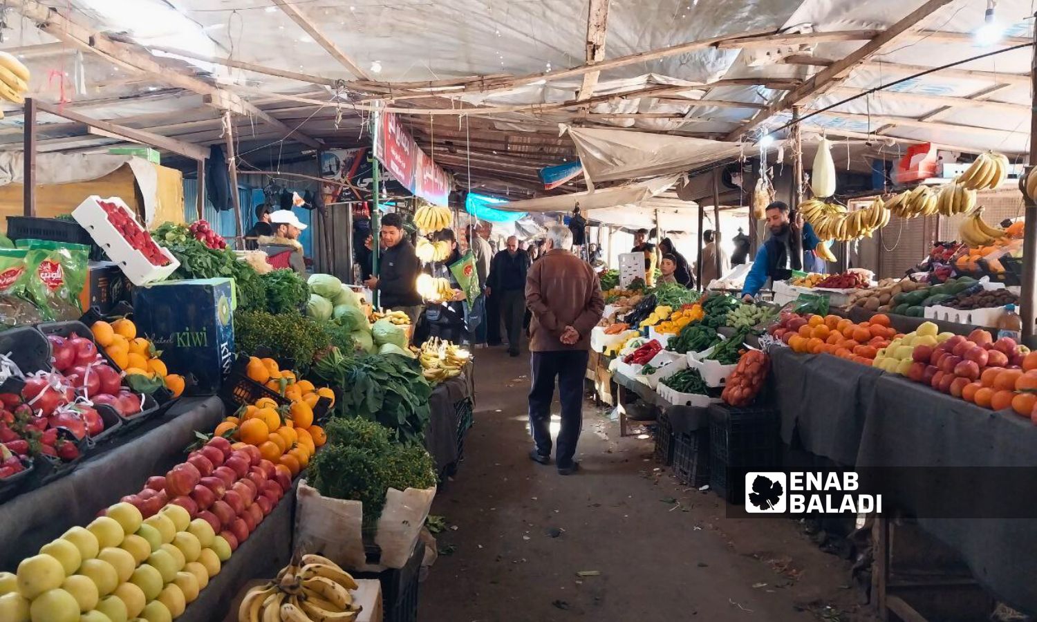 Street vendors selling vegetables and fruits in Daraa al-Mahatta - March 18, 2024 (Enab Baladi/Sarah al-Ahmad)
