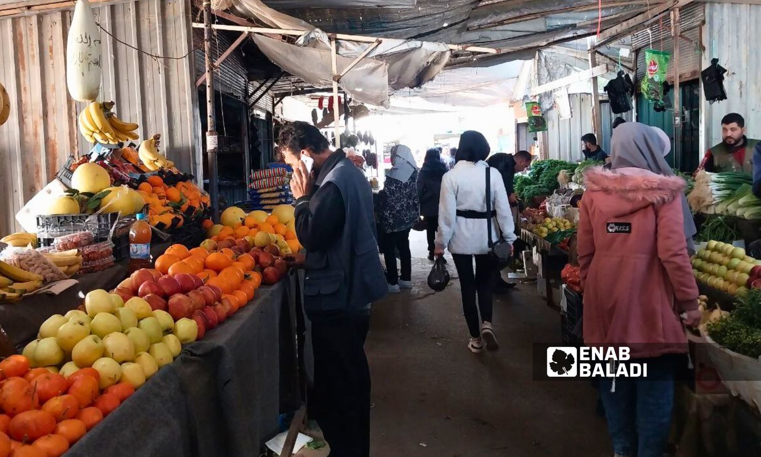Street vendors selling vegetables and fruits in Daraa al-Mahatta - March 18, 2024 (Enab Baladi/Sarah al-Ahmad)
