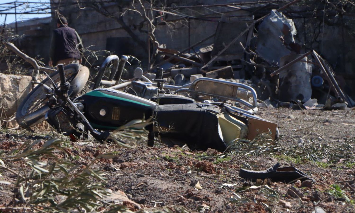 The debris left by Russian airstrikes west of Idlib, resulting in the death of a civilian and five injuries – March 1, 2024 (Syria Civil Defense/Telegram)