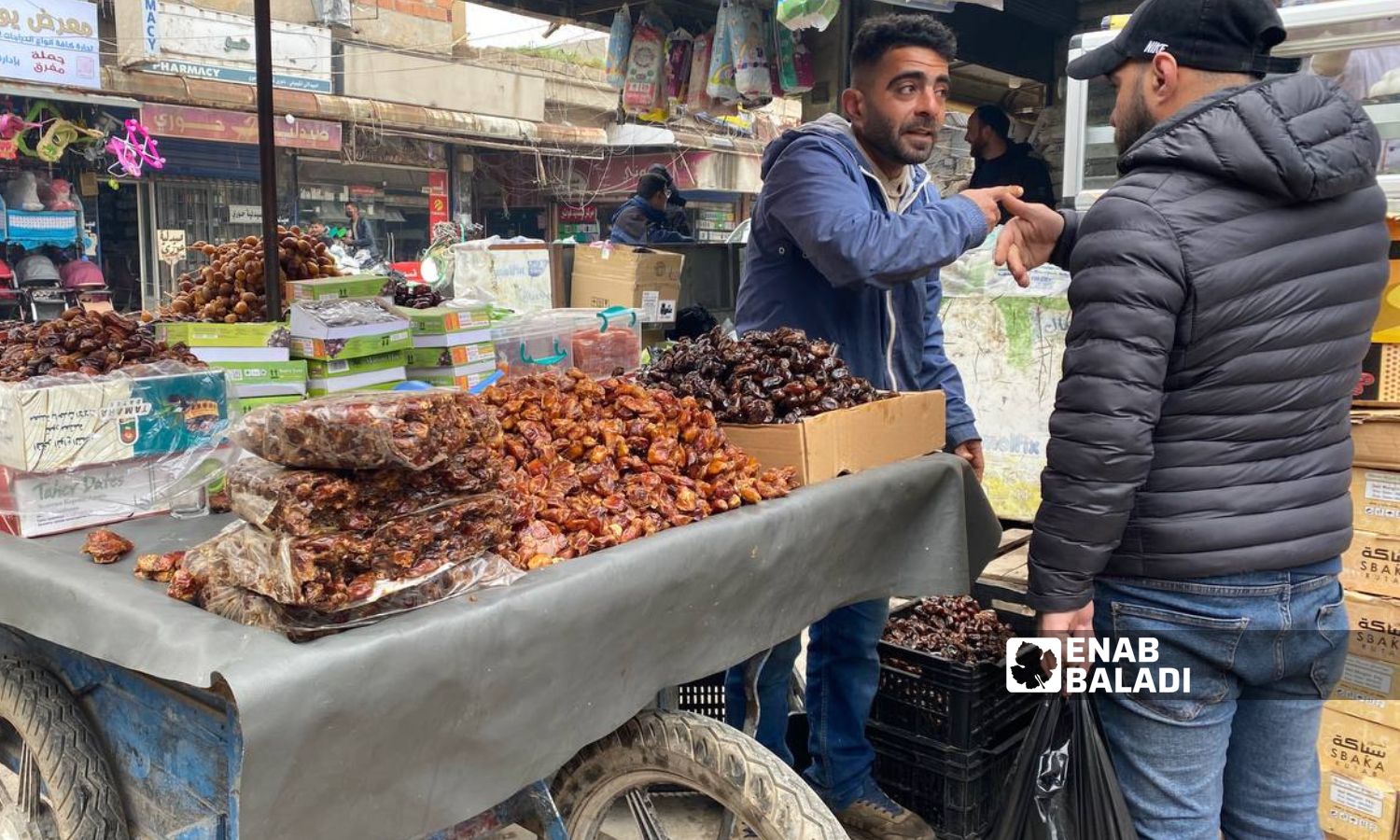 A cart selling dates in the market of Qamishli city - March 10, 2024 (Enab Baladi/Rita al-Ahmad)
