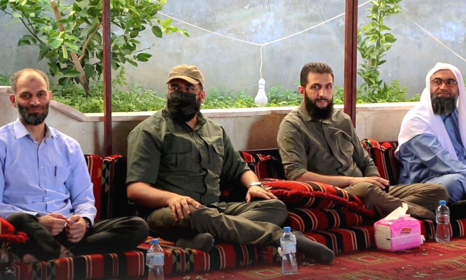 From the right, the leader in Tahrir al-Sham, Mazhar al-Wais, the commander of Tahrir al-Sham, Abu Mohammad al-Jolani, the leader Abu Maria al-Qahtani, and the Sharia official Abdul Rahim Atoun in a meeting with notables of the eastern region - July 14, 2022 (Amjad)