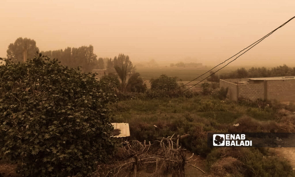 Dust storm hits the countryside of Deir Ezzor in eastern Syria - April 29, 2024 (Enab Baladi/Obadah al-Sheikh)