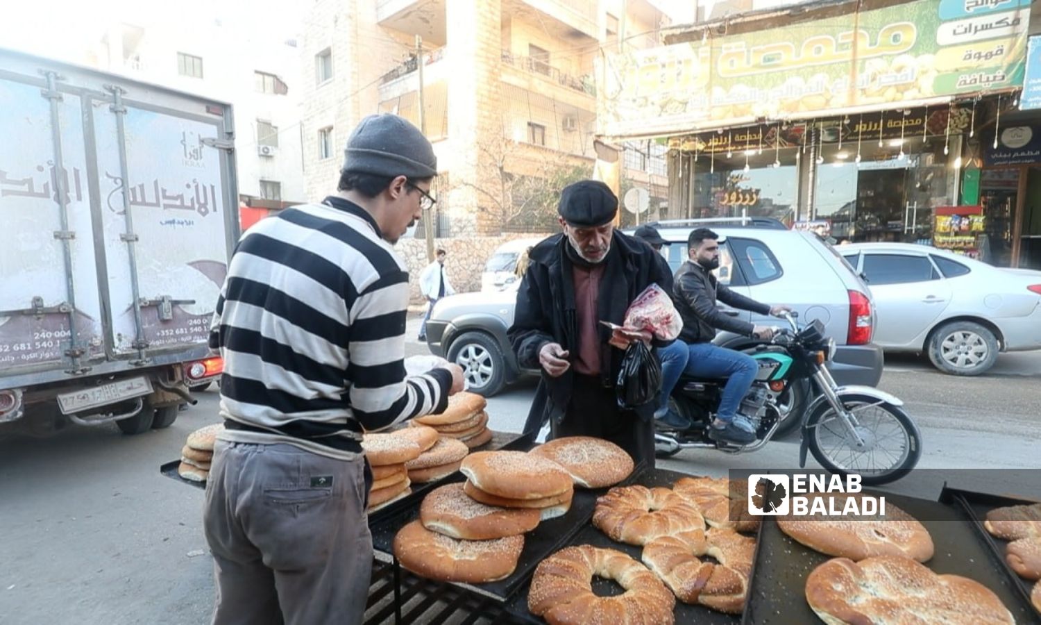 Day laborers strive to earn extra income during the month of Ramadan through stalls selling food and drinks - March 26, 2024 (Enab Baladi/Anas al-Khouli)