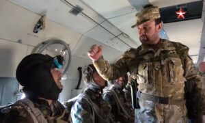 Suhail al-Hassan, accompanied by members of the Russian special forces on a plane during military training of the regime with Russian forces on parachute landing – March 30, 2022 (Zvezda)