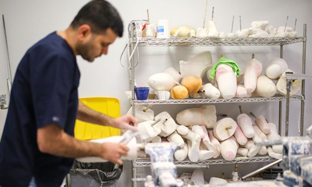 A Turkish doctor fabricates prosthetic limbs for Syrian children at the Alliance of International Doctors center in Istanbul - March 15, 2019 (Anadolu Agency)