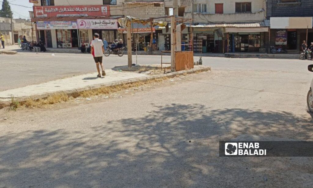 The designated stop for minibusses in the town of Muzayrib, western rural Daraa, June 11, 2024 (Enab Baladi/Halim Muhammad)