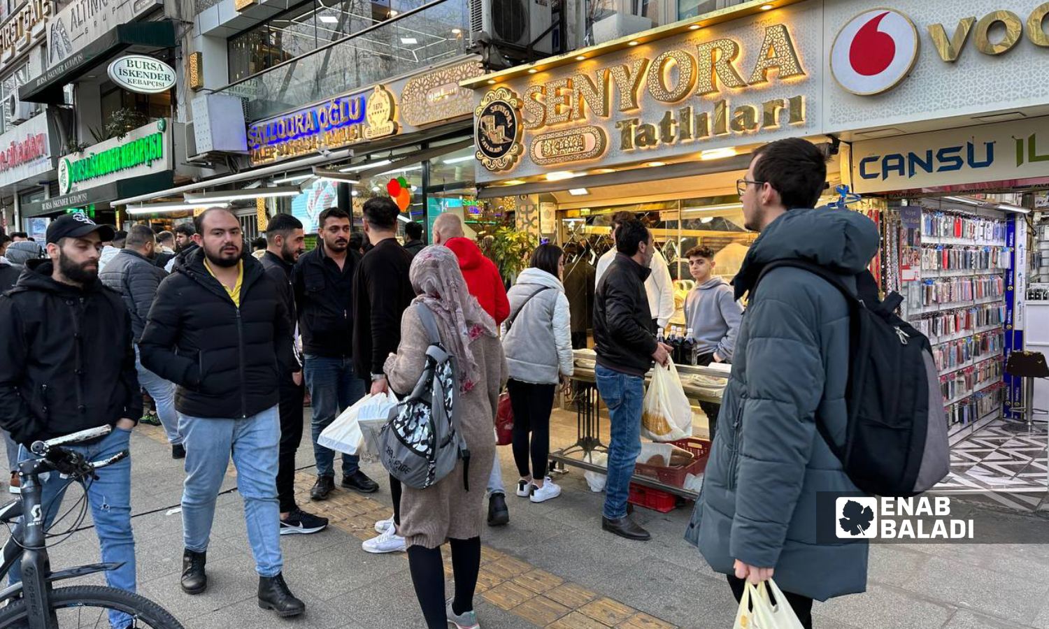Crowd lining up to buy Ramadan bread (marouk) and drinks in front of a Syrian store in Istanbul - March 23, 2023 (Enab Baladi)