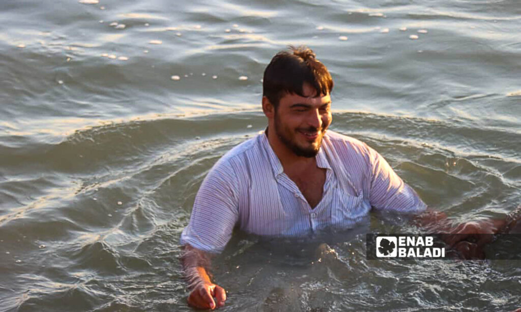 A young man swims in the Euphrates River in the countryside of Deir Ezzor, eastern Syria - July 20, 2024 (Enab Baladi/Obadah al-Sheikh)