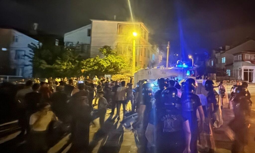 Turkish citizens in the streets of the city of Kayseri during the destruction and burning of Syrian properties in the city - July 1, 2024 (Anadolu Agency)