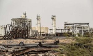 An oil facility inside the al-Omar oil field in eastern Deir Ezzor province (Sputnik)