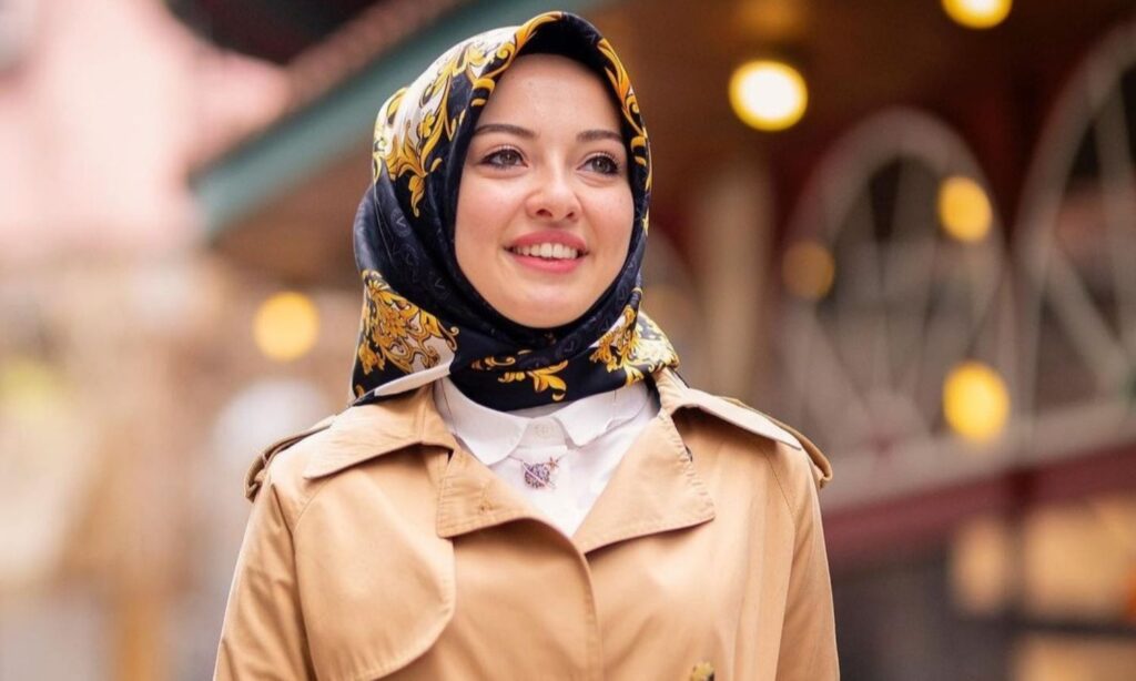 Turkish girl wearing a colored Turkish hijab - April 6, 2021 (Hamra Turkey/Instagram)