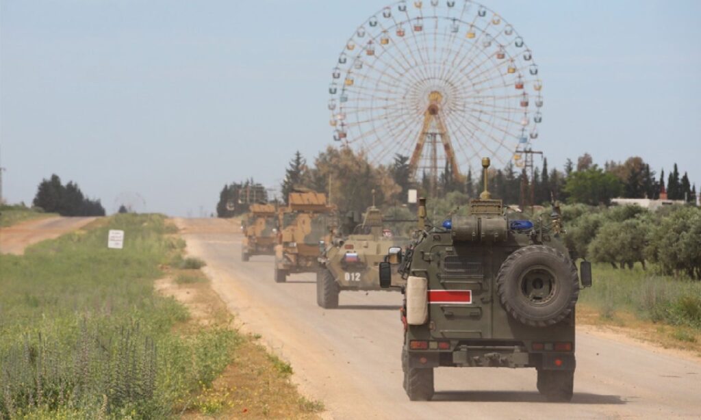 A Turkish-Russian patrol on the Aleppo-Latakia international highway near Tayba amusement park - May 5, 2020 (Turkish Ministry of Defense)