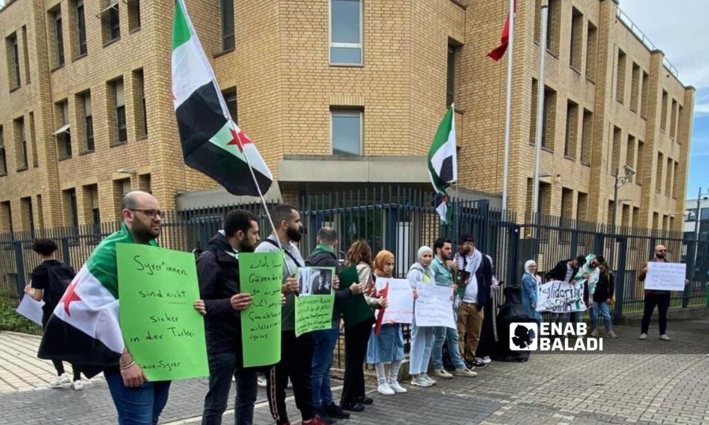 A number of Syrian refugees gathered in front of the Turkish consulate in the German city of Düsseldorf to show solidarity with refugees in Turkey - July 7, 2024 (Enab Baladi)