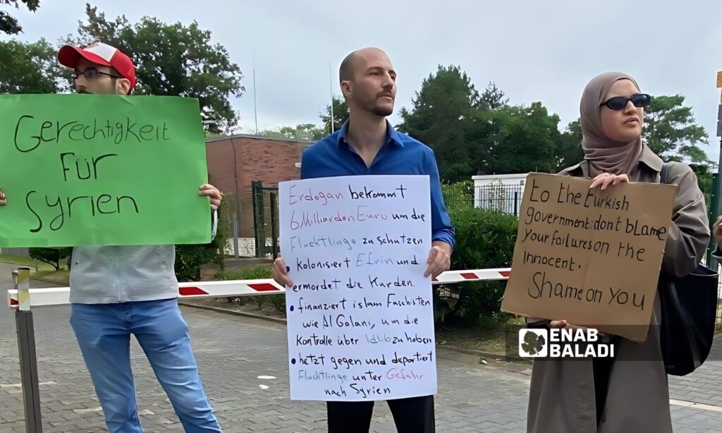 The refugees raised signs in both English and German demanding the Turkish government to protect refugees from racist attacks - July 7, 2024 (Enab Baladi)