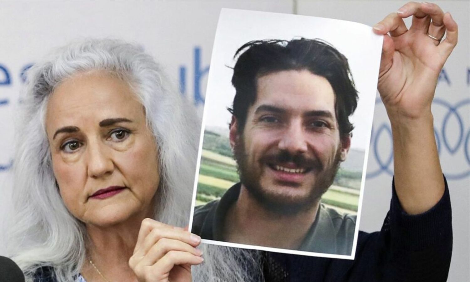 The mother of American journalist Austin Tice holds his picture during a press conference in Beirut - July 20, 2017 (AFP)