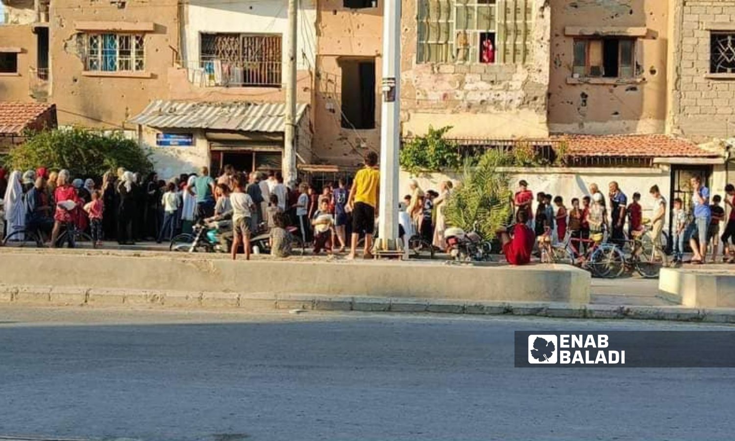 Queues for bread in Deir Ezzor due to chip card distribution system