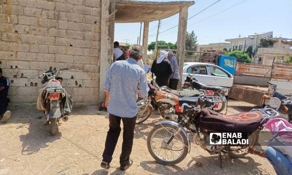 A crowd of people in western rural Daraa in front of the bulgur mill – August 22, 2024 (Enab Baladi/Halim Muhammad)