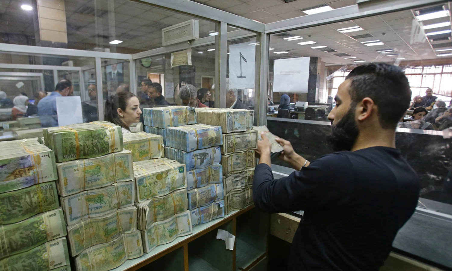 Syrian regime insists on electronic payment without service qualification