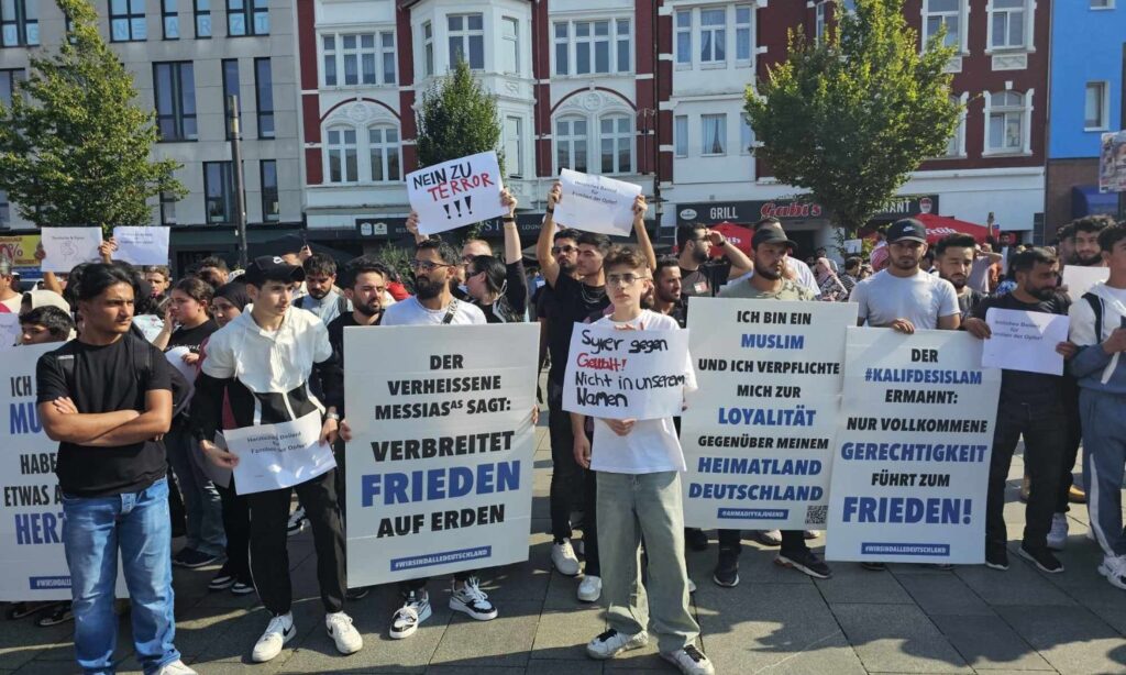 Syrians hold a vigil in the German city of Solingen in solidarity with the victims of the terrorist attack - August 31, 2024 (Enab Baladi)