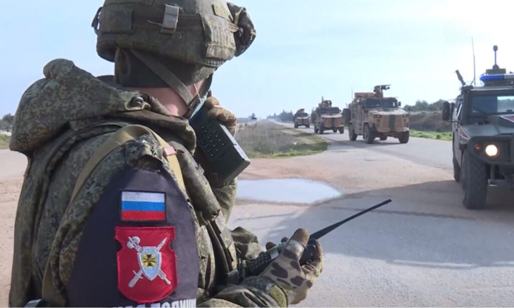 Russian-Turkish joint patrols on the M4 international highway - February 11, 2020 (Screenshot from Russian Zvezda channel)