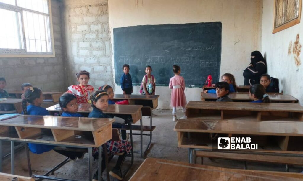 Students in an educational session at a school in the village of al-Jarthi in eastern rural Deir Ezzor – September 12, 2024 (Enab Baladi/Obadah al-Sheikh)