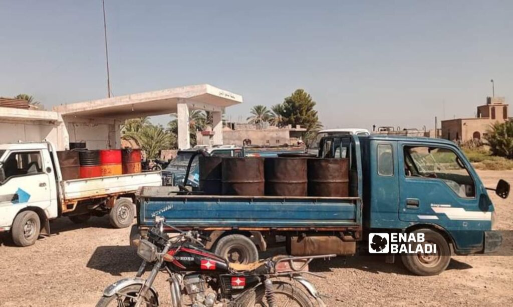 Vehicles loaded with diesel barrels in front of one of the fuel stations in the eastern countryside of Deir Ezzor - September 5, 2024 (Enab Baladi)