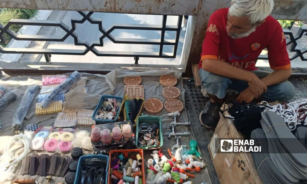 Elderly people working on stands in Latakia - August 2024 (Enab Baladi/Linda Ali)